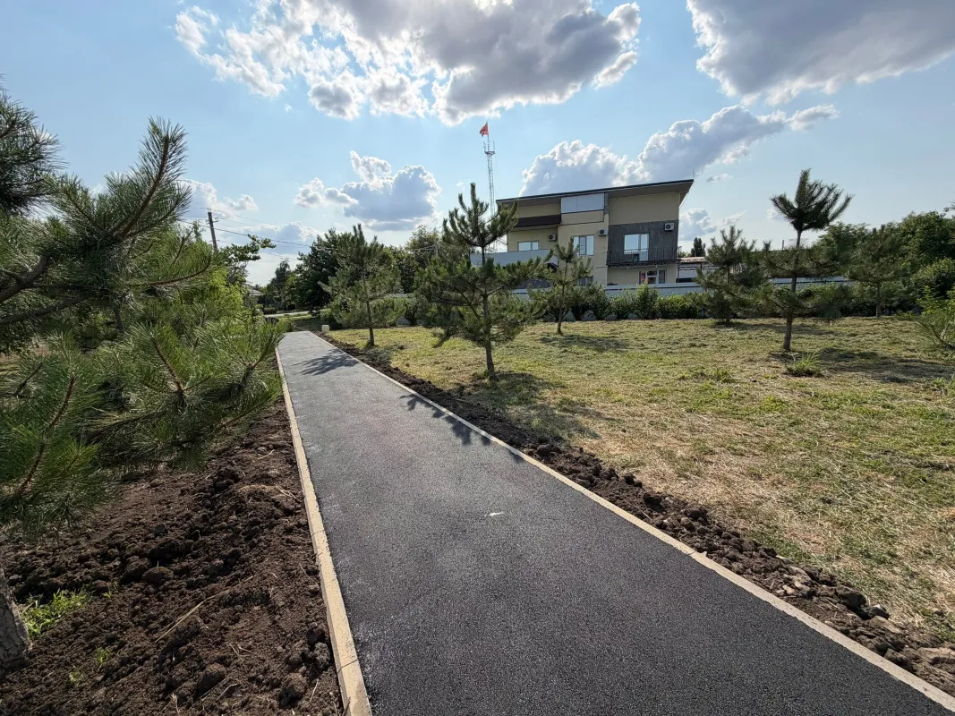В Новотитаровском сельском поселении завершено обустройство тротуара на детской площадке по улице Луначарского/ Западной!