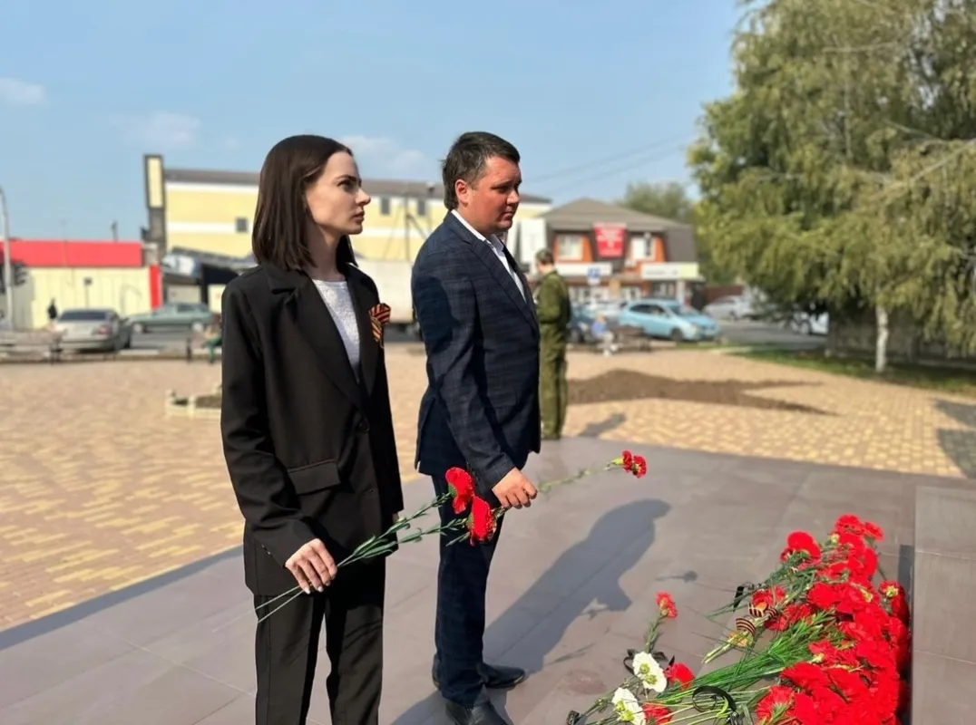 Депутаты Совета Новотитаровского сельского поселения приняли участие в возложении цветов по случаю 81-й годовщины освобождения Краснодарского края от немецко-фашистских захватчиков и завершения битвы за Кавказ