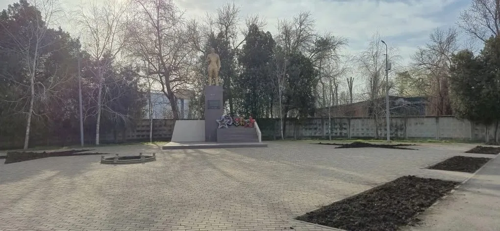 Сегодня ученики школы №35 приняли активное участие в уборке территории Братской могилы освободителям станицы Новотитаровской, 1943 года захоронения