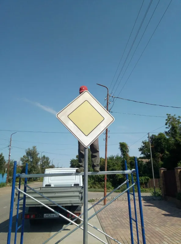 Возле школы №34 установили новые дорожные знаки