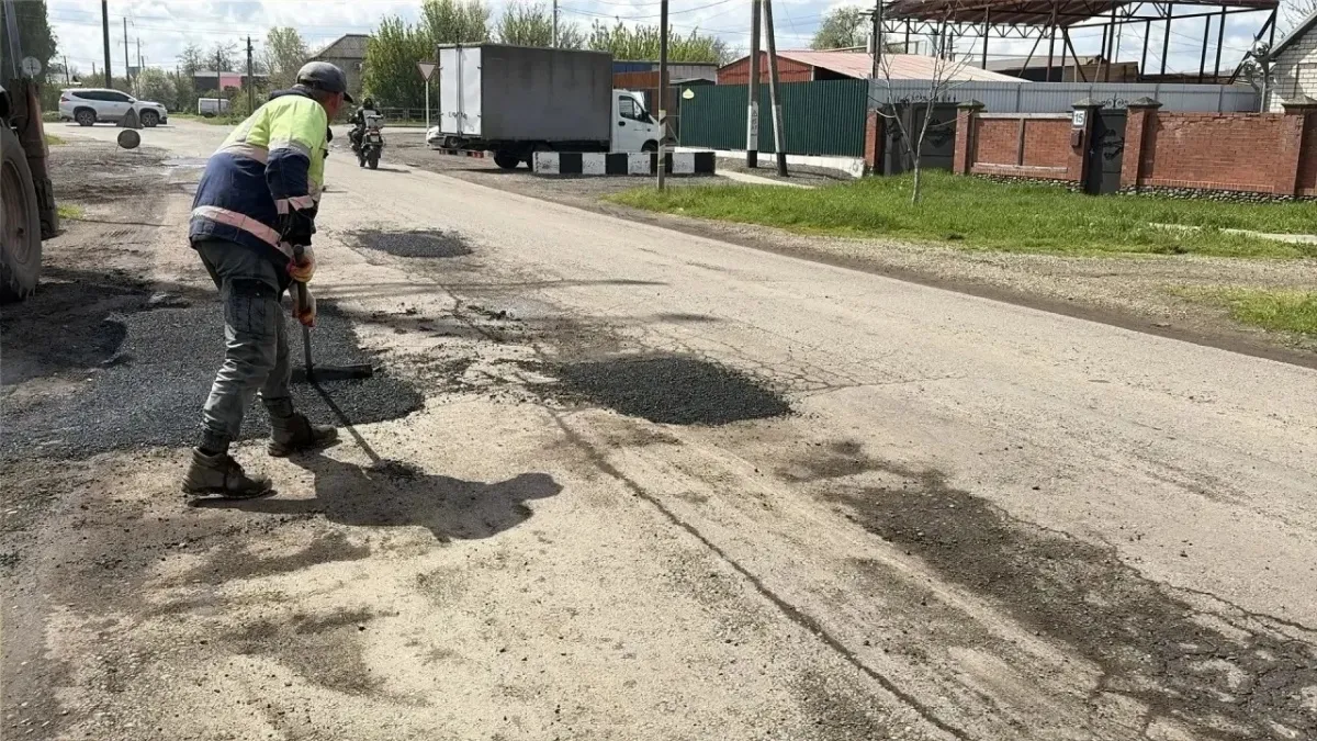 В Новотитаровском сельском поселении ведутся работы по ямочному ремонту дорожного покрытия