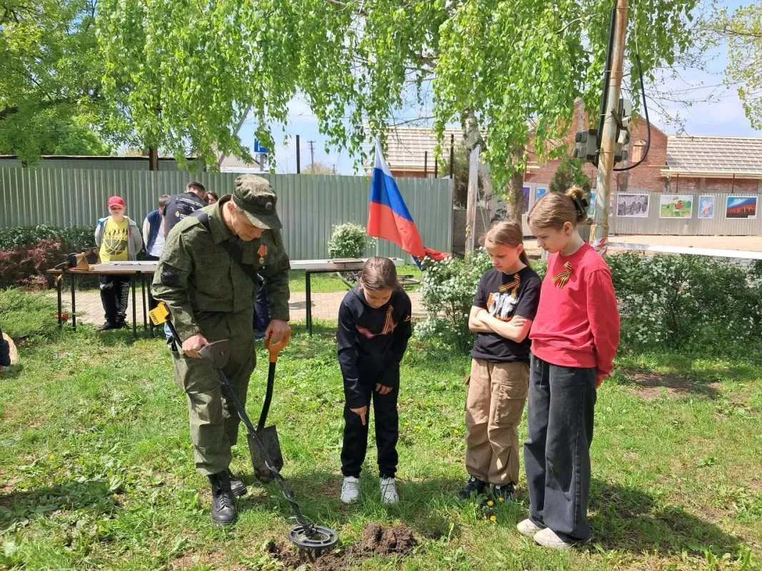 В центральном парке станицы Новотитаровской прошёл особенный мастер-класс «Поле памяти», посвящённый Дню Победы в Великой Отечественной войне