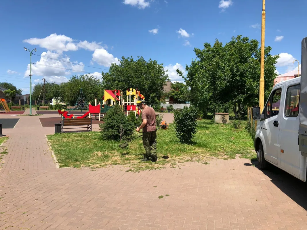 МУП "Коммунальник" завершил работы по покосу травы в сквере на ул. Первомайской