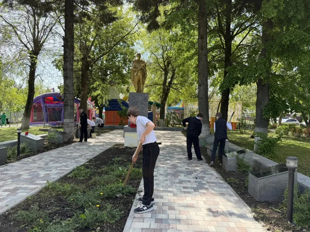 Ученики школы №29 вновь показали свою активную гражданскую позицию и уважение к памяти героев. Ребята приняли участие в важной патриотической акции — навели порядок на территории центрального мемориала