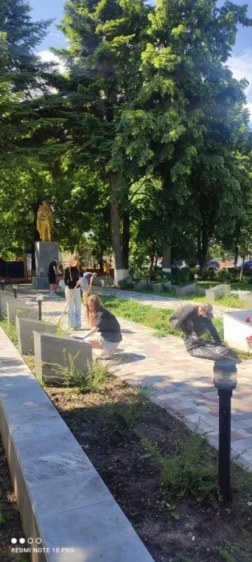 Ребята из школы №29 приняли активное участие в благоустройстве территории центрального мемориала