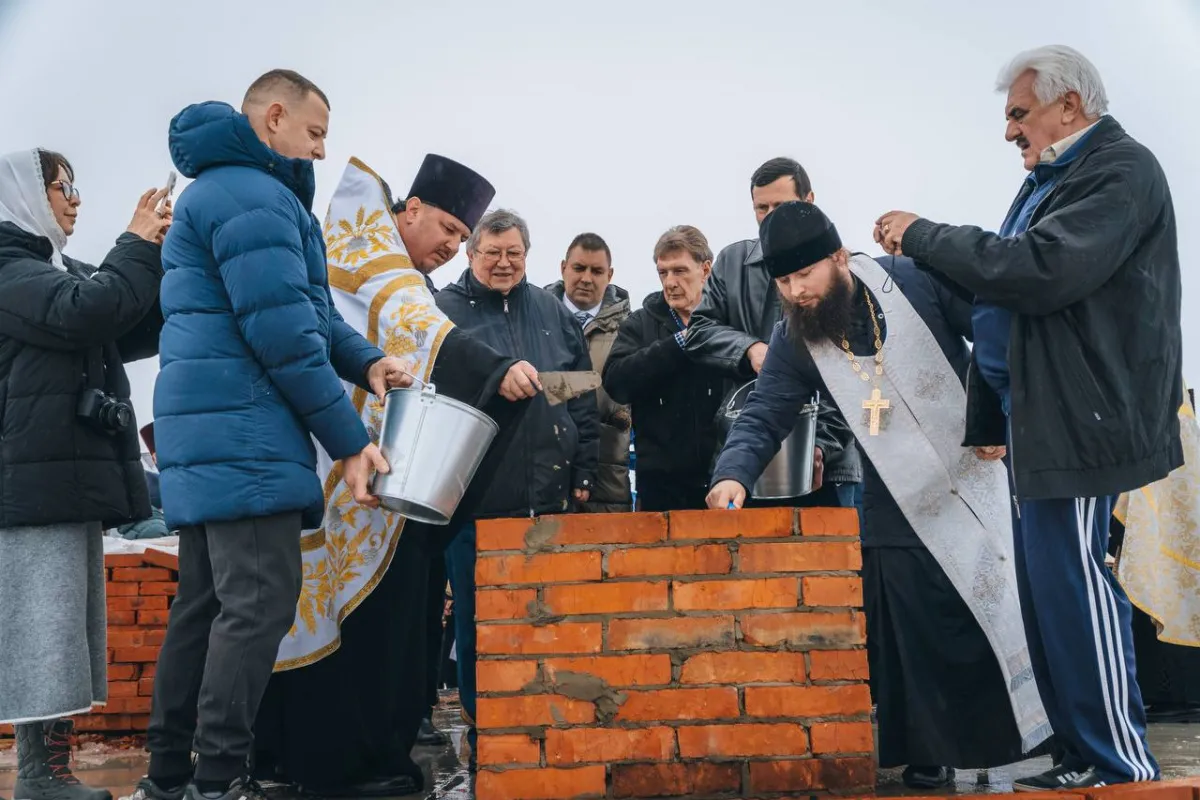 Церемония закладки камня в основание будущей церкви в честь святого Василия Великого состоялась в станице Новотитаровской