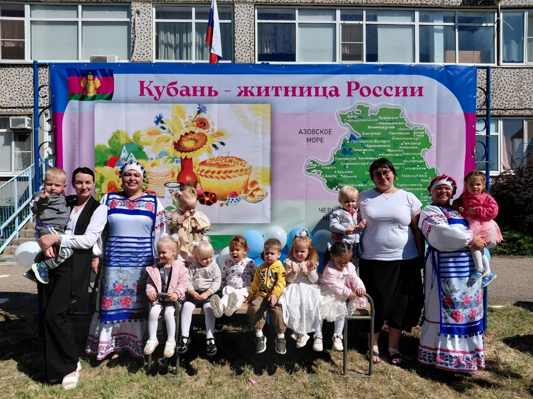 В преддверии Дня образования Краснодарского края в детском саду №16 состоялась праздничная выставка