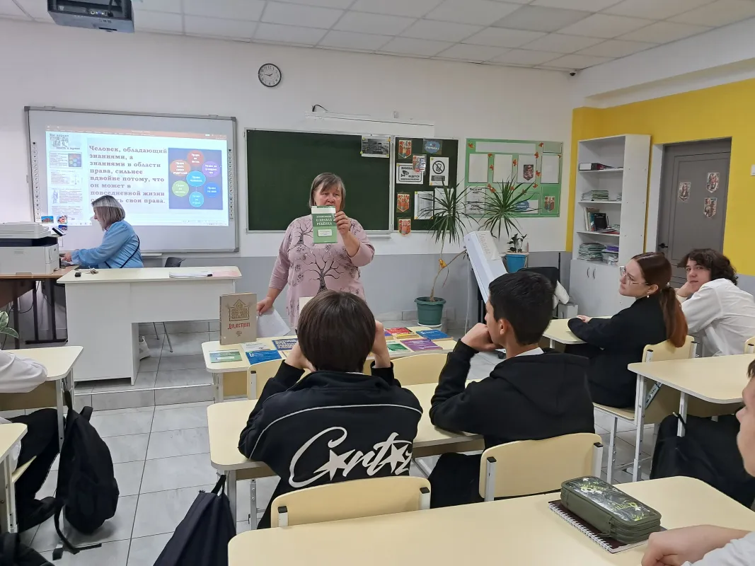Сотрудники МБУК "Библиотечное объединение" провели увлекательный правовой урок для старших классов школы №29