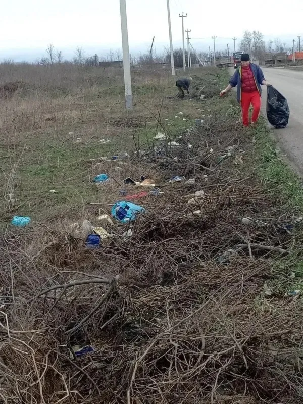 Сотрудники ООО "Коммунальник" приняли активное участие в субботнике, прошедшем на территории станицы Новотитаровской