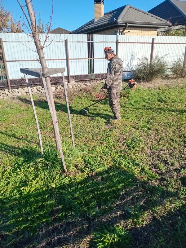 Продолжаем заботу о скверах станицы