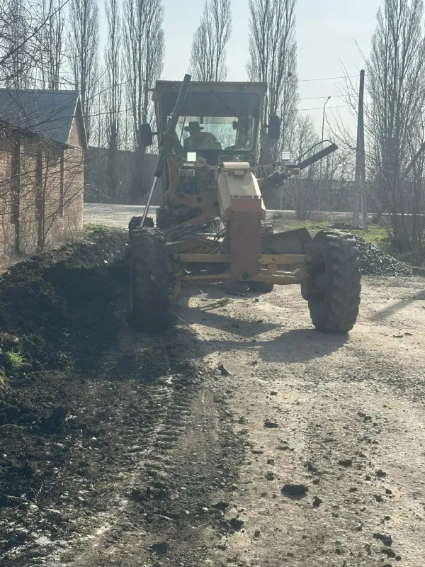 В микрорайоне Северном станицы Новотитаровской ведутся работы по грейдированию дороги.