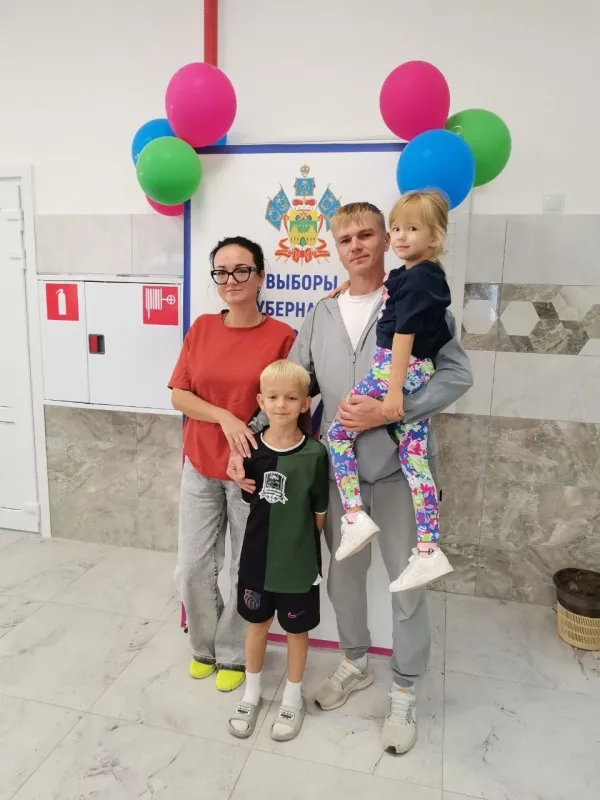 На избирательные участки жители приходят голосовать семьями!