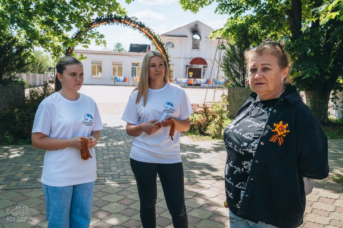 «Волонтеры Победы» Новотитаровского сельского поселения вручили Георгиевские ленты жителям и гостям поселения, а также рассказали, как правильно носить символы памяти о Победе в Великой Отечественной войне.