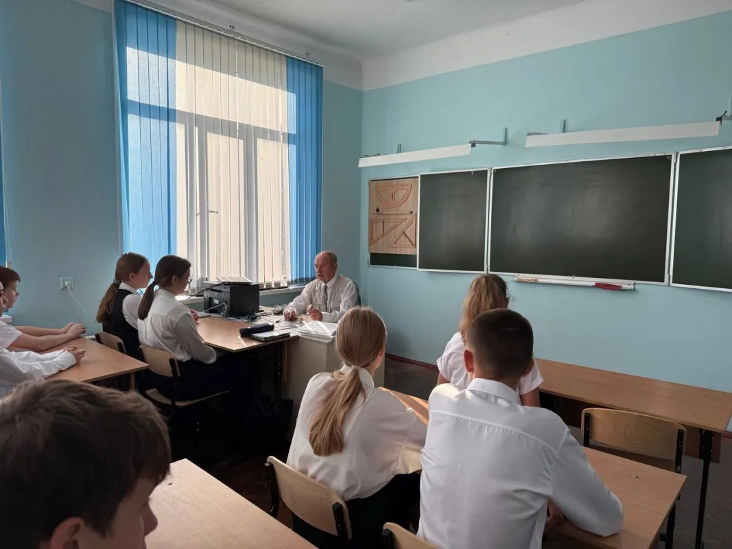 В рамках цикла внеурочных занятий "Разговоры о важном" учащиеся школы №35 встретились с Иваном Андреевичем Харченко – несовершеннолетний узник концлагеря, заслуженный агроном Кубани