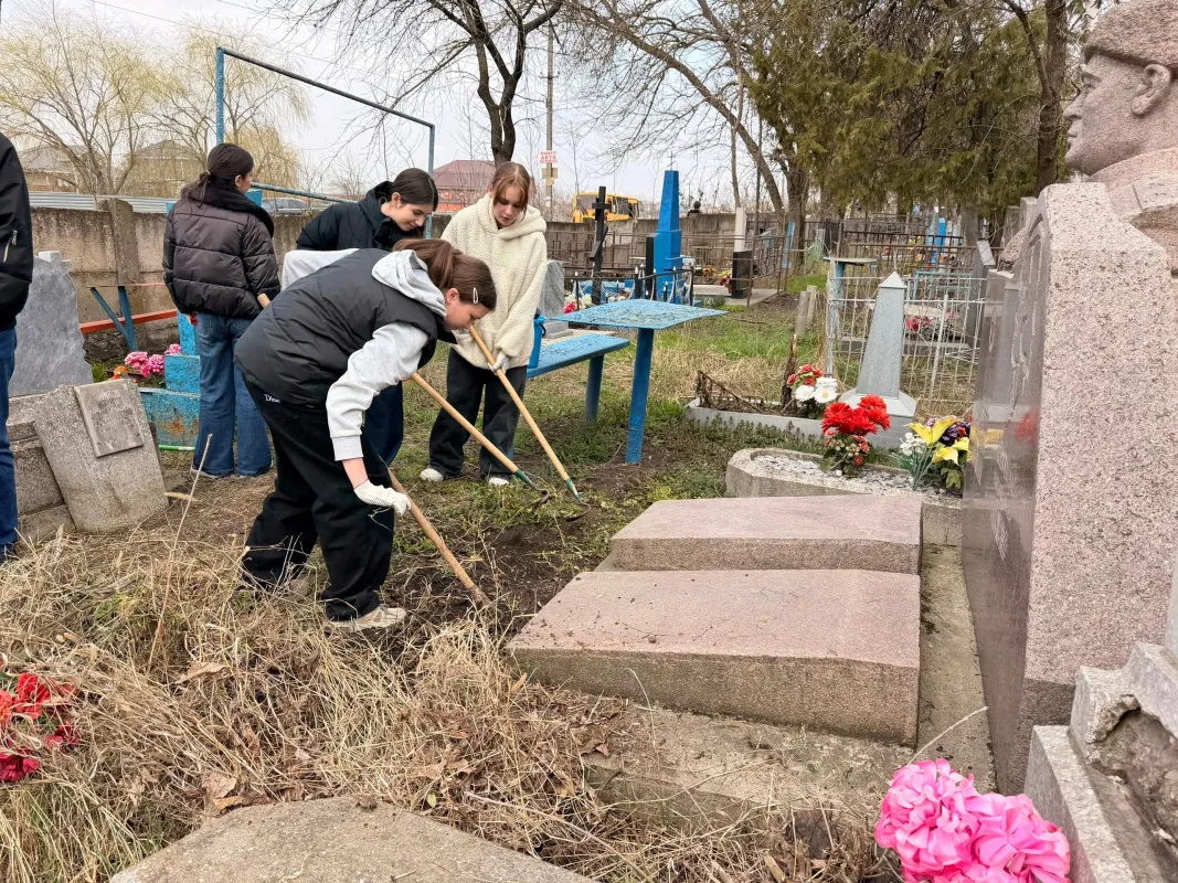 Волонтёры школы №29 провели акцию по уборке территории памятника Герою Советского Союза.