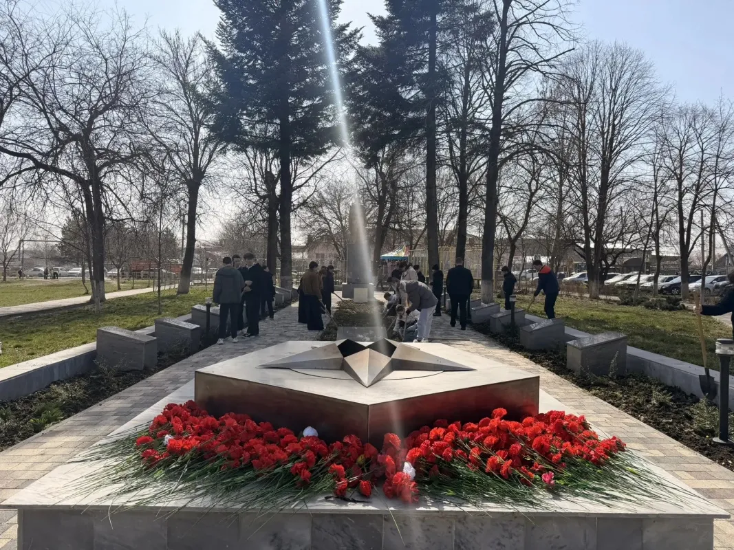 Ребята из школы №29 сделали доброе дело, приняв активное участие в благоустройстве территории центрального мемориала