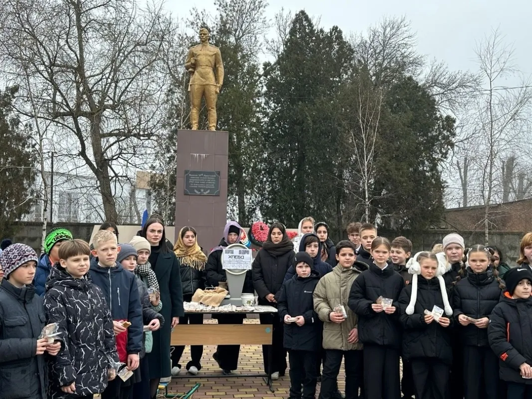 В МАОУ МО Динской район СОШ №35 прошла акция "Блокадный хлеб" совместно с депутатом Совета Новотитаровского сельского поселения - Валентиной Редкокашиной