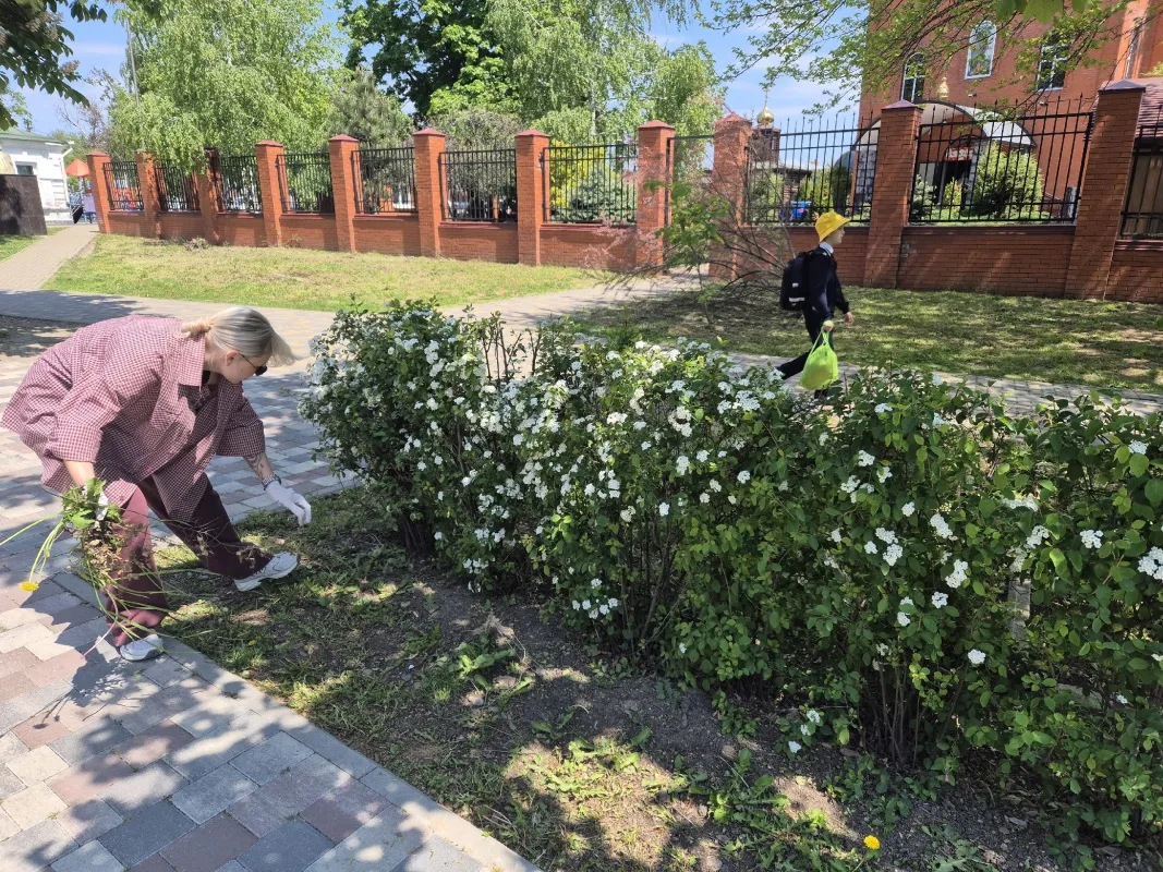 Субботник в центральном парке станицы Новотитаровской