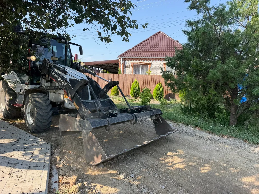 В Новотитаровском сельском поселении началось асфальтирование вдоль детской площадки на улице Луначарского, 239