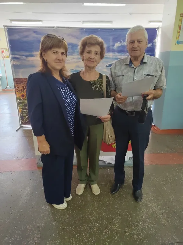 В станице Новотитаровской на избирательном участке 12-37 проголосовали директор гимназии № 1 Илларион Иванович Ковтун и бывший директор школы № 29 Галина Федоровна Ковтун