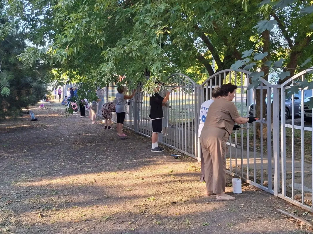 Ученики и сотрудники школы №35 приняли участие в летнем субботнике!