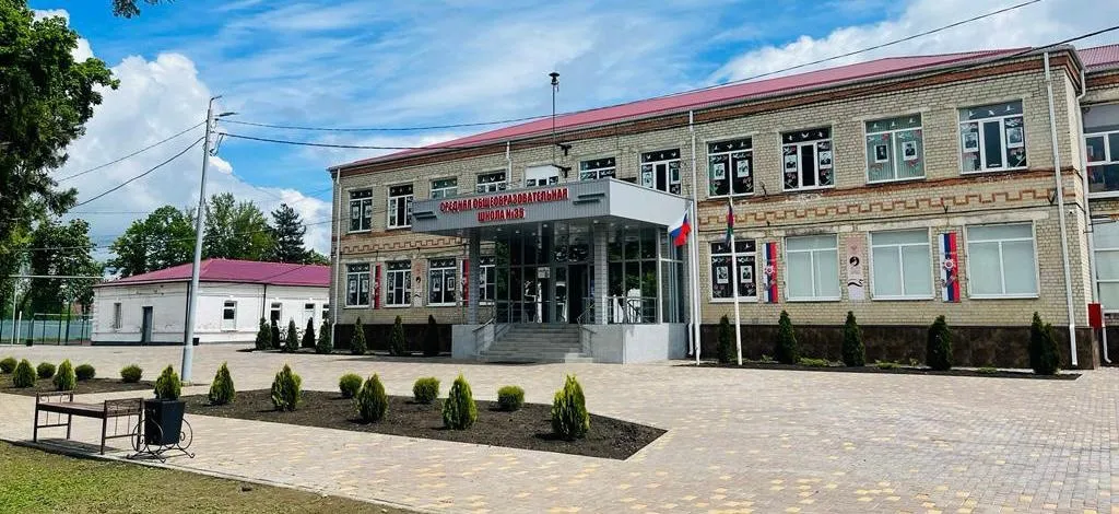 Муниципальное автономное общеобразовательное учреждение муниципального образования Динской район «Средняя общеобразовательная школа № 35 имени 46-го Гвардейского орденов Красного Знамени и Суворова 3-й степени ночного бомбардировочного авиационного полка»
