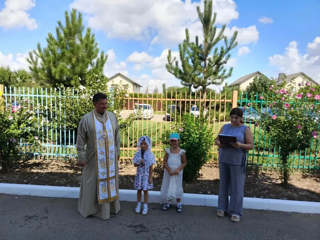 Сегодня, 19 августа, в праздник Преображения Господня, Благочинный 15-го Динского районного округа, настоятель храма святого Апостола Андрея Первозванного протоиерей Владимир Рошко посетил детские сады №12 и №59.