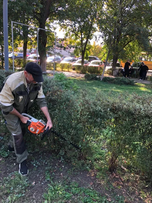 Мероприятие выполнено в рамках сезонного ухода за зелёными насаждениями ,с целью улучшения их состояния и поддержания благоустройства территории