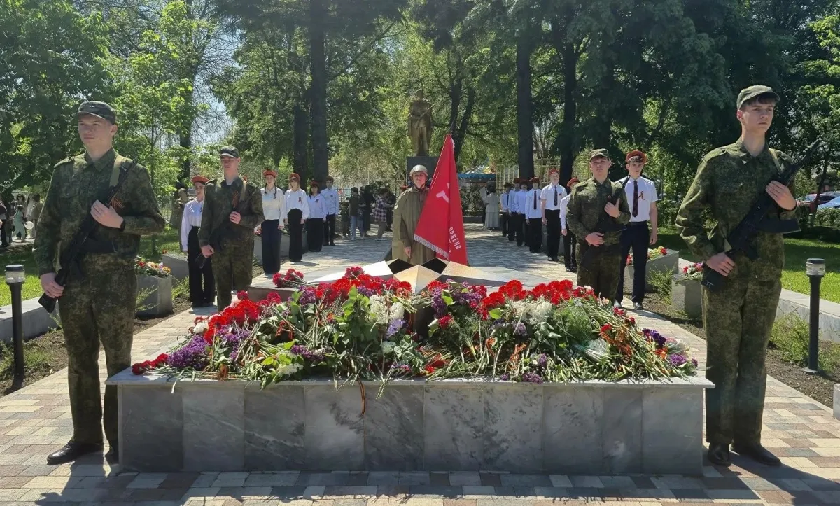 Сегодня на центральной площади станицы Новотитаровской прошла акция памяти «Поклонимся великим тем годам...». В рамках мероприятия состоялась церемония возложения цветов в честь павших героев, которые отдали свои жизни за свободу и мирное небо над головой